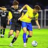 Bennet Ukaj (rechts) verteidigt den Ball gegen den Wollmatinger Christian Neimaier.