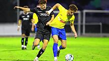 Bennet Ukaj (rechts) verteidigt den Ball gegen den Wollmatinger Christian Neimaier.