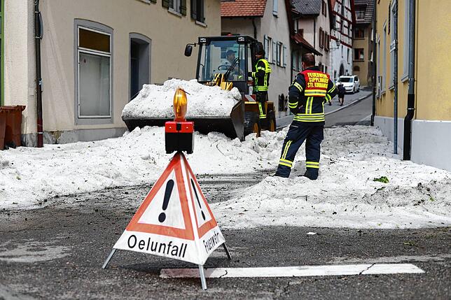 Vielleicht nicht ganz das passende Warnschild, aber ein extra Schild für „Hagelkörnerbeseitigung“ gibt es vermutlich nicht.