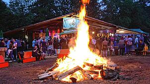 Das größte Lagerfeuer nördlich der Alpen mit den acht Meter hohen Schwedenfackeln sorgten für romantische Rockambiente. Fotos: ...
