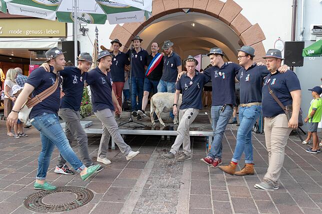 Die Junggesellen tanzen nach der Bocktaufe 2018 den traditionellen Male Walzer.