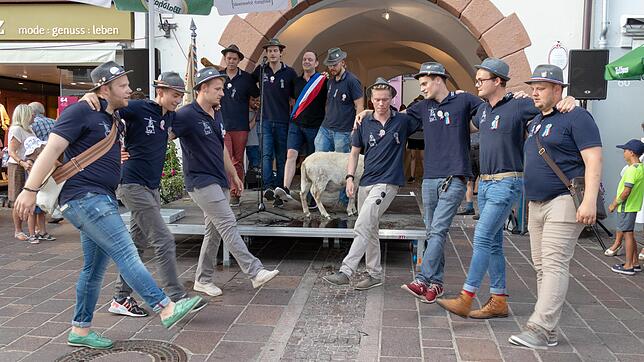 Die Junggesellen tanzen nach der Bocktaufe 2018 den traditionellen Male Walzer.