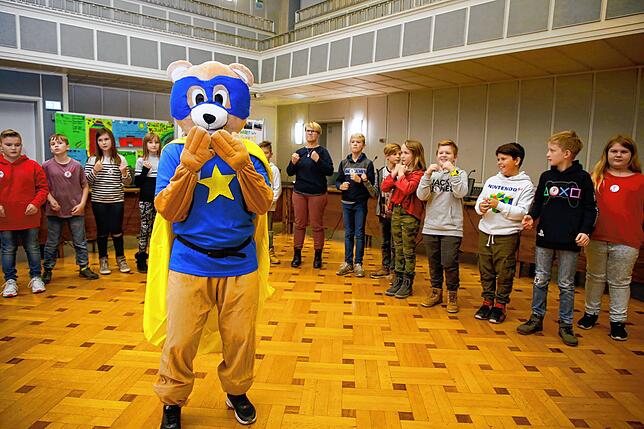 Das Maskottchen Kiko motiviert bei der Konferenz im singener Rathaus die Kinder, Vorschläge zu machen und ihre Meinung zu sagen. Die ...