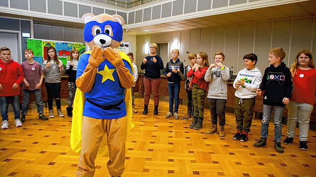 Das Maskottchen Kiko motiviert bei der Konferenz im singener Rathaus die Kinder, Vorschläge zu machen und ihre Meinung zu sagen. Die ...