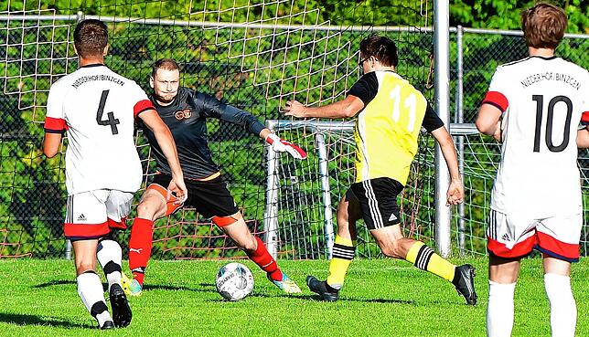Eiskalt: Kai Karau (Nr. 11) traf binnen 40 Sekunden doppelt für den SV Eichsel gegen Julian Merz und machte in der 48. Minute aus dem ...