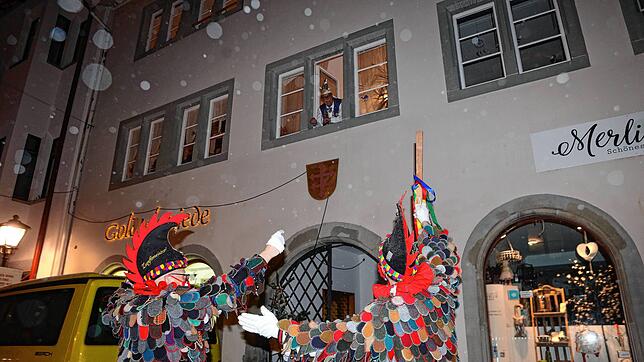 In der Hussenstraße trafen die beiden auf Marcus Nabholz. Der Kameler-Präsident winkte vom Zimmer der Wohnung, während die Blätzlebuebe ...