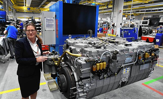 Renk-Chefin Susanne Wiegand neben einem Getriebe für den Leopard 2 im RenkWerk in Augsburg