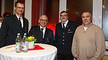 Im gemeinsamen Austausch: (von links) Rainer Satler, Abteilungskommandant aus Seppenhofen, Feuerwehrmann Volker Koch, Gesamtkommandant ...