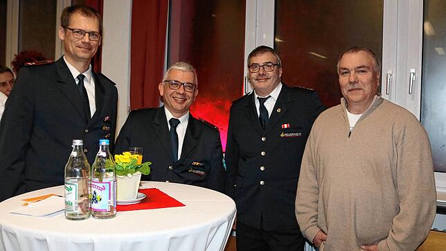 Im gemeinsamen Austausch: (von links) Rainer Satler, Abteilungskommandant aus Seppenhofen, Feuerwehrmann Volker Koch, Gesamtkommandant ...