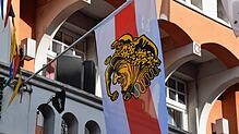 Fasnachtsdekoration am Bürgerhaus Adler Post: Die Fahne zeigt Hans Kuony.