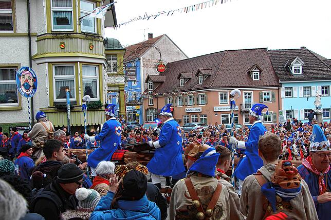 Bild 17: Bilder der Fasneteröffnung mit Schlüsselübergabe am Rathaus