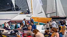 Besucher auf der Messe Interboot. Wassersport interessiert viele. Aber immer weniger können sich noch ein Boot leisten oder haben die ...
