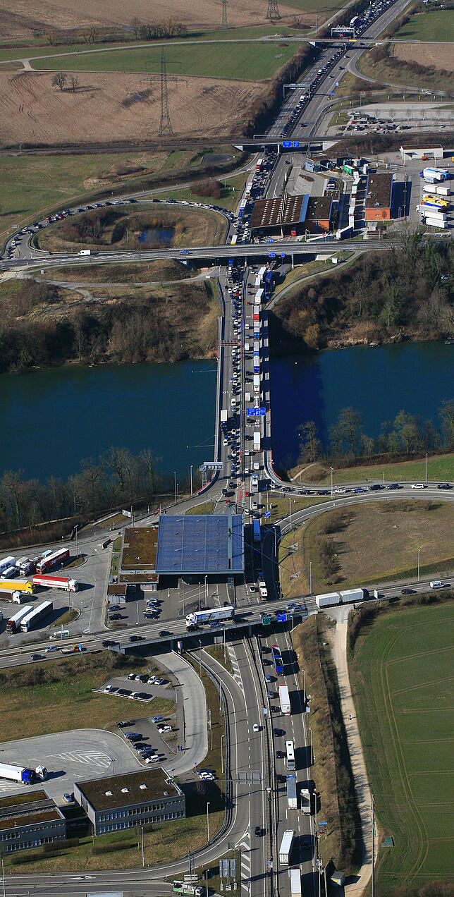 Mit der Autobahn A 861 kommt künftig auch Trinkwasser aus Rheinfelden/Schweiz in die Nachbarstadt. Bild: Erich Meyer