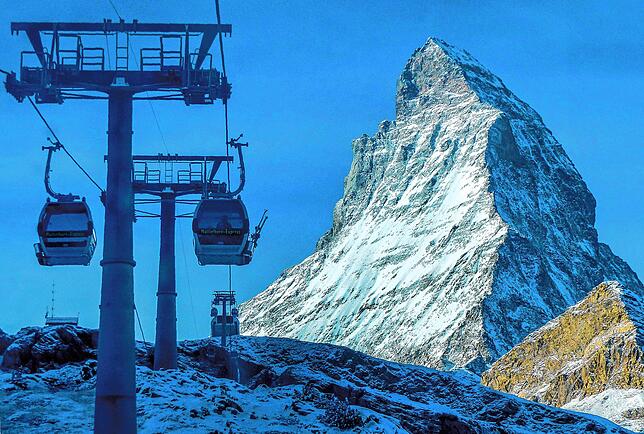 In Zermatt, hier ein Bild von Gondeln des Matterhorn-Expresses, läuft die Skisaison bereits.