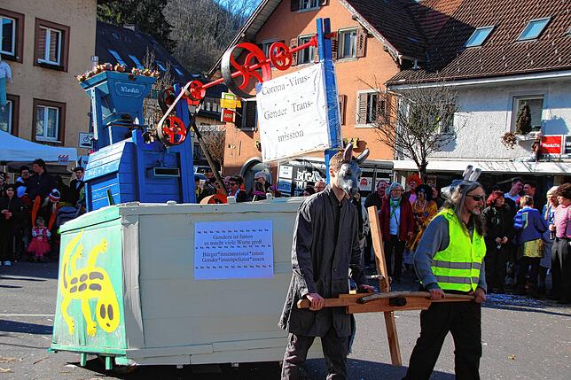Bild 9: Bilder vom närrischen Treiben beim Treffen der Narren am Fasnachtsmontag in Stühlingen (Teil 2)