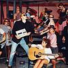 Silke Altenburger (mit Hut) spielt 1991 mit der "Up with People"-Band in den USA. Das Bild entstand gegen Ende der ein Jahr dauernden ...