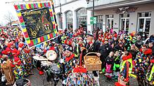 Bild : Schmotziger Dunschtig 2024: Die Marktstätte ist komplett in Narrenhand!