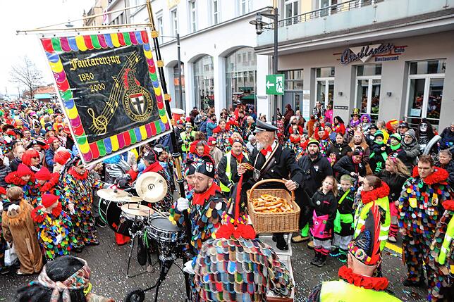 Bild 1: Schmotziger Dunschtig 2024: Die Marktstätte ist komplett in Narrenhand!