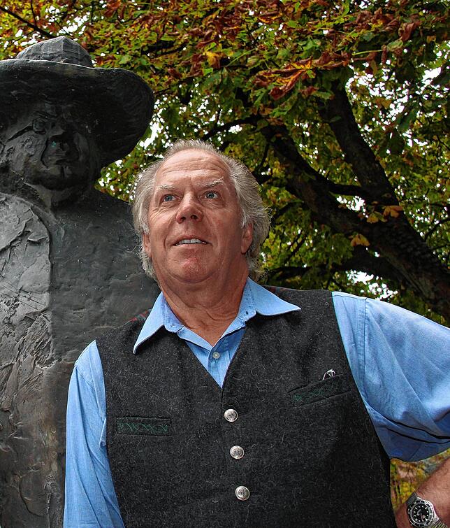 Heiner Renn vor dem Denkmal Heinrich Hansjakobs, das in dessen Geburtsort Haslach im Kinzigtal steht – und das zwei Seiten hat. Die ...