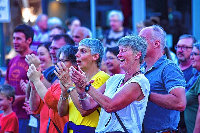 Bild 18: So schön ist der Auftakt des Bräunlinger Straßenmusik-Sonntags am Samstag Abend mit dem Budenzauber