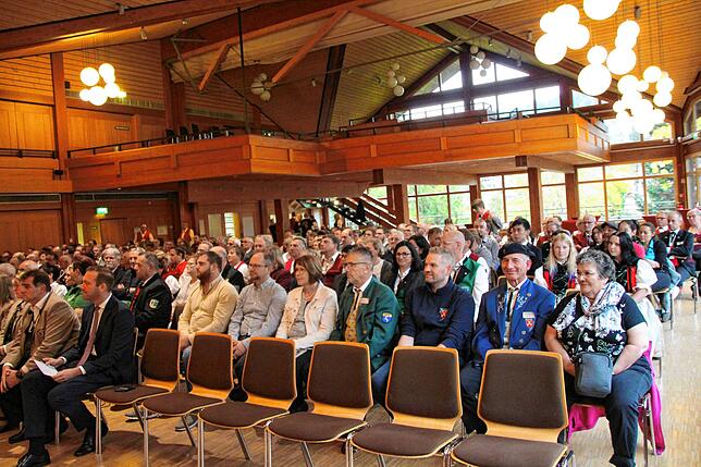 Interessiert verfolgten die geladenen Besucher die gut dreistündige Ehrungsveranstaltung des Blasmusikverband Hochrhein in der ...