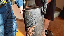 Der obere Teil einer Gasflasche fliegt ins Dorf hinunter und zerschlägt mehrere Dachziegel eines Gebäudes. Bilder: Privat