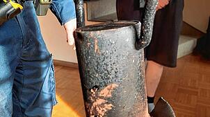 Der obere Teil einer Gasflasche fliegt ins Dorf hinunter und zerschlägt mehrere Dachziegel eines Gebäudes. Bilder: Privat