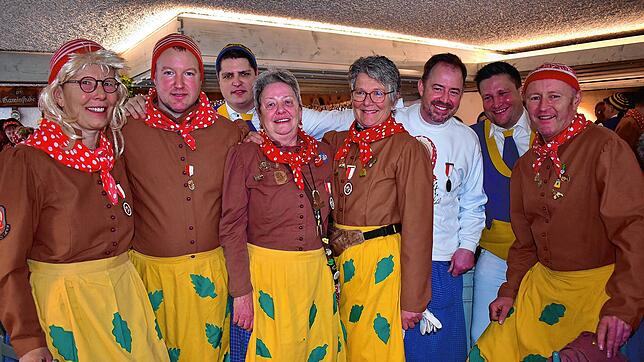 Zunftmeister Silas Bulla und Jakob Blatter, sowie Rombachwiibli Hans Baldischwieler (hinten von links) ehren (vordere Reihe von links) ...