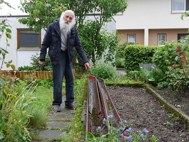 Die alten, rund fünf Meter langen Dachrinnenteile haben die Betrüger nicht entsorgt, sondern einfach im Garten von Werner Scholtz liegen ...