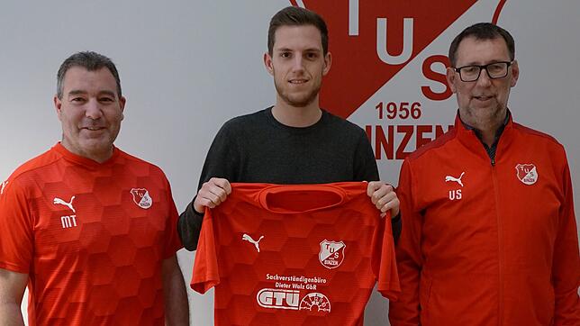 Hochkaräter im Kasten: Sportchef Matthias Tschöp (links) und Vorsitzender Volker Scherer (rechts) freuen sich, dass Dominik Lüchinger ...