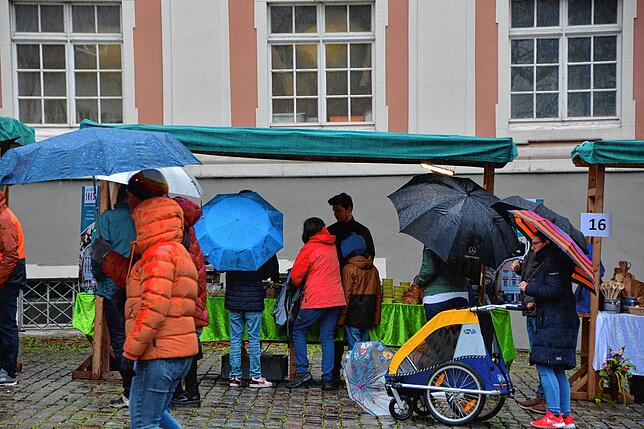 Warm eingepackt und unter Regenschirmen bummelten die Besucher anfangs über den Frühlingsmarkt.