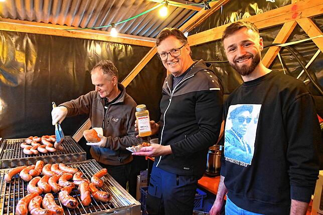 Winfried Hänert (links), Hubert Schuler, und Marius &bdquo;Goalgetter&ldquo; Henkel vom Vfr Stockach stehen am Grill und braten Würstchen.