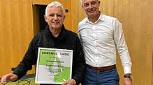 Walter Berthold (links) ist nun Ehrenmitglied des SV Waldhaus, rechts Vorsitzender Markus Birkenberger. Bilder: Lisa Baumgartner