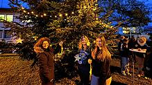 Nicole, Lena und Tabea Albicker (von links) sind treue Teilnehmer bei der Kinderweihnachtswunsch-Aktion in der Gemeinde Wutöschingen. ...