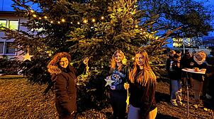 Nicole, Lena und Tabea Albicker (von links) sind treue Teilnehmer bei der Kinderweihnachtswunsch-Aktion in der Gemeinde Wutöschingen. ...