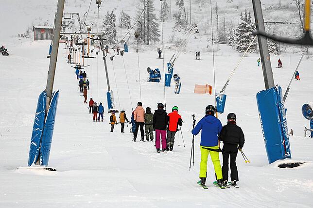 Wenn der Nachwuchs an Skifahrern ausbleibt, leidet das gesamte Geschäftsmodell. Deshalb müssen Skigebiete auch weiterhin für Familien ...