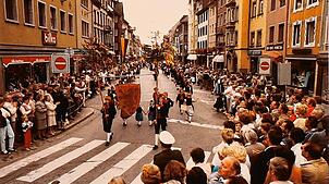 Das Motiv zeigt eine Szene vom Festzug durch die Villinger Innenstadt am Abschlusstag der Heimattage 1985. Foto: Stadtarchiv VS