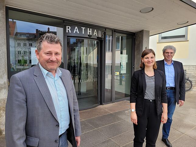 Hans-Jörg Schraitle, Leiter des Amtes für Bürgerservice, Sicherheit und Umwelt (links), Sachgebietsleiterin Franziska Bosch und Wolfgang ...