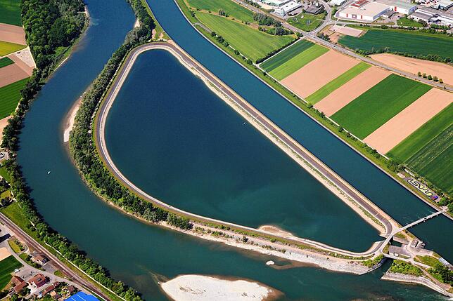 Das oberhalb des Kraftwerks Albbruck-Dogern gelegene Aubecken. Von hier kann die Wassermenge, die im Staukaunal (rechts) für die ...