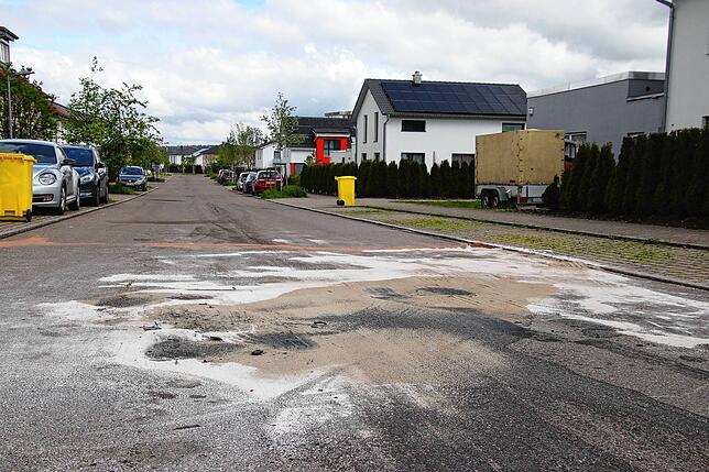 An der Unfallstelle wurden ausgelaufene Motorflüssigkeiten abgestreut.