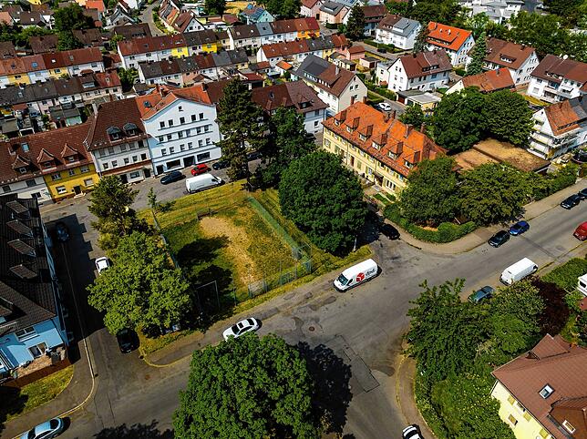 Blick von oben auf die Kita Oberlin. Für den geplanten Neubau muss der Bolzplatz, der hier mit der grünen Wiese halblinks zu erkennen ...