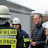 Bürgermeister Andreas Braun am Tag nach der eskalierten Zwangsräumung im Gespräch mit Unterkirnacher Feuerwehrleuten.