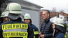 Bürgermeister Andreas Braun am Tag nach der eskalierten Zwangsräumung im Gespräch mit Unterkirnacher Feuerwehrleuten.