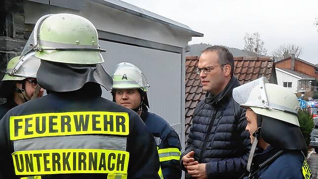 Bürgermeister Andreas Braun am Tag nach der eskalierten Zwangsräumung im Gespräch mit Unterkirnacher Feuerwehrleuten.