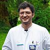 Turab Gasimov ist leitender Oberarzt im Singener Klinikum. Das Foto entstand auf dem Klinikgelände. Er kommt aus dem Aserbaidschan.
