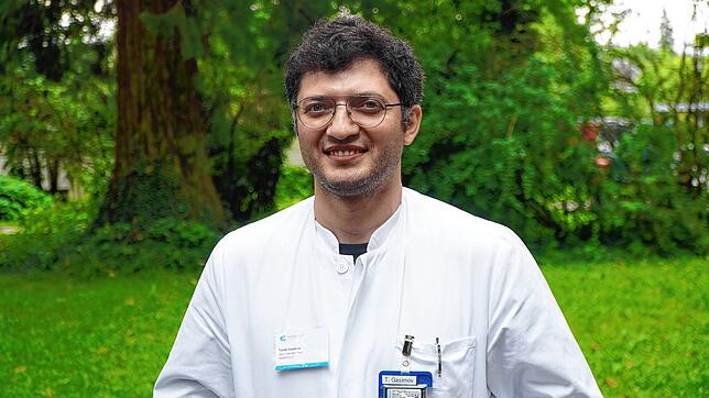 Turab Gasimov ist leitender Oberarzt im Singener Klinikum. Das Foto entstand auf dem Klinikgelände. Er kommt aus dem Aserbaidschan.