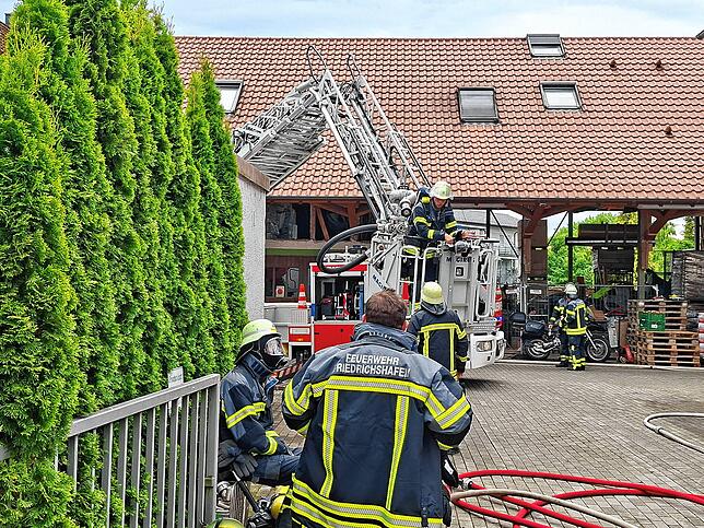 Bild 10: Großeinsatz am späten Sonntagnachmittag: In Fischbach gerät landwirtschaftliches Anwesen in Brand