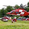 Insgesamt drei Rettungshubschrauber waren im Einsatz, darunter Maschinen der Schweizerischen Rega. Für drei Personen kam jede Hilfe zu spät.