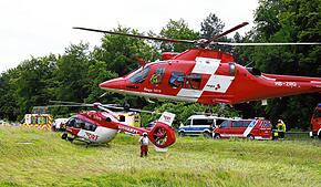 Insgesamt drei Rettungshubschrauber waren im Einsatz, darunter Maschinen der Schweizerischen Rega. Für drei Personen kam jede Hilfe zu spät.