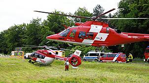 Insgesamt drei Rettungshubschrauber waren im Einsatz, darunter Maschinen der Schweizerischen Rega. Für drei Personen kam jede Hilfe zu spät.